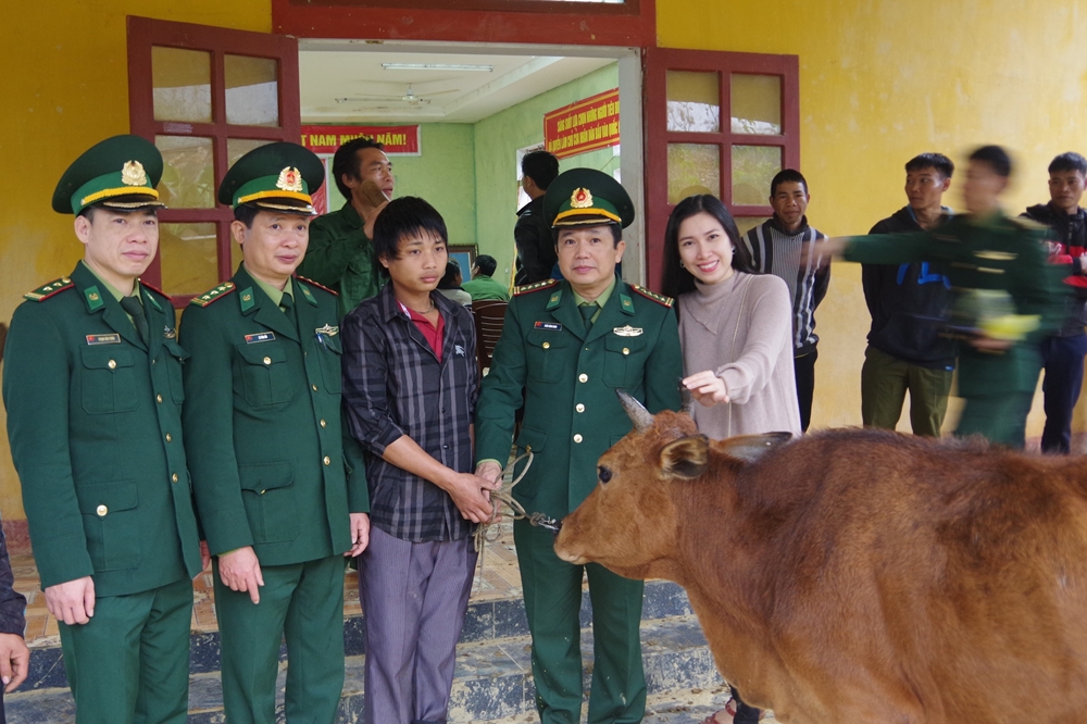 BĐBP Nghệ An tặng bò giống cho hộ nghèo